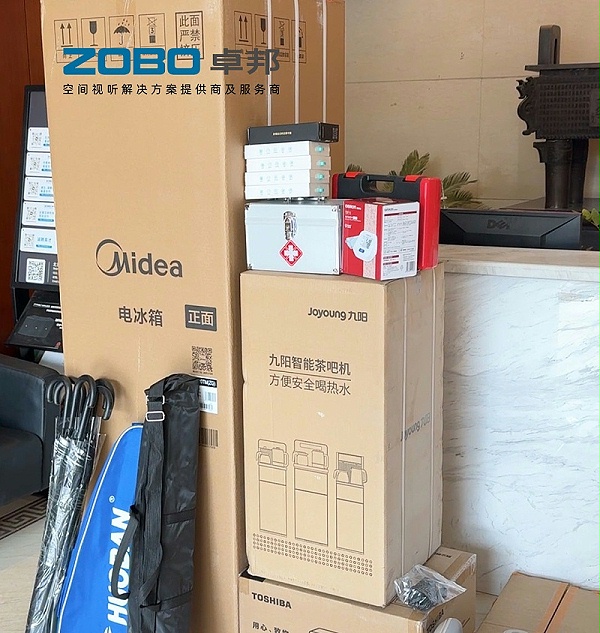 職工感言：福利“走實(shí)”更“走心” “新冰箱讓自帶午餐的同事不用再排隊(duì)熱飯”“工具箱五分鐘修好會(huì)議室松動(dòng)桌椅”“雨天再也不愁忘帶傘”……一線職工紛紛為工會(huì)的精細(xì)化服務(wù)點(diǎn)贊。卓邦工會(huì)負(fù)責(zé)人表示：“此次物資配置直擊職工痛點(diǎn)，既是關(guān)懷，更是生產(chǎn)力保障。我們將持續(xù)聯(lián)動(dòng)園區(qū)資源，做好‘職工需求清單’與‘工會(huì)服務(wù)清單’的對(duì)接，讓每一位卓邦人感受到‘家’的歸屬感。”