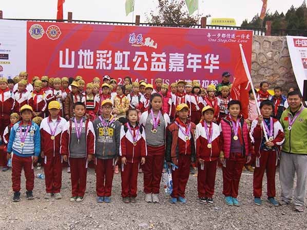 以愛之名，貼地疾行