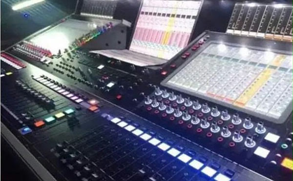 舞臺音響的調音臺