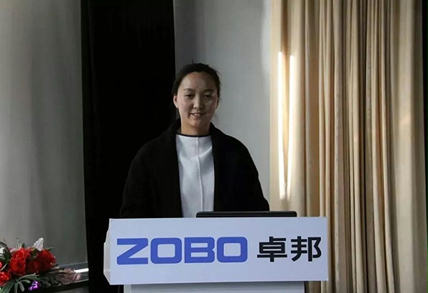 行政人事部經(jīng)理鳳主持總結(jié)大會(huì)