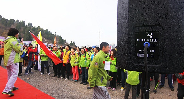 以愛之名，貼地疾行