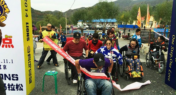 以愛之名，貼地疾行