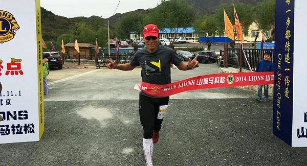 以愛之名，貼地疾行