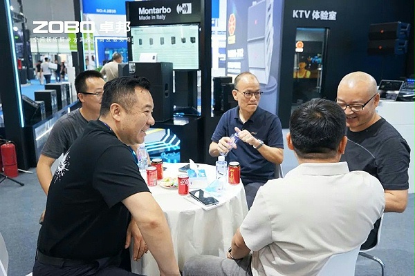 4 ZOBO卓邦在本次廣州展會已如火如荼進行到第3天，雖說是臨近尾期，但無論從展臺內(nèi)氛圍還是現(xiàn)場人流對比前兩日現(xiàn)場氣氛，依然是活力滿滿，觀眾和買家依舊絡(luò)繹不絕! 展會現(xiàn)場 第三天的ZOBO卓邦展位現(xiàn)場，依然高朋滿座、人氣爆棚。展會期間吸引了眾多觀眾朋友們前來觀摩、詢問，參展團隊成員們始終熱情接待，每一次溝通都傾盡全力，每一次服務(wù)都認真對待，只為客戶安心。 現(xiàn)場 · 交流 展會現(xiàn)場，ZOBO卓邦的展位人潮涌動，參觀者絡(luò)繹不絕。公司展示了多款新研發(fā)的音響產(chǎn)品，其中不乏行業(yè)內(nèi)的創(chuàng)新之作。這些產(chǎn)品不僅在技術(shù)上，更在設(shè)計和應(yīng)用上展現(xiàn)出了ZOBO卓邦對市場的敏銳洞察力和對用戶需求的深刻理解。 卓邦展臺的人氣爆棚，無數(shù)觀眾駐足觀看，咨詢不斷。參展首日盛況，相信大家已經(jīng)感受到，卓邦為大家?guī)碇匕醍a(chǎn)品及服務(wù)亮相本次展會。 技術(shù) · 講解 ZOBO卓邦在展會期間，不僅提供了的技術(shù)講解和產(chǎn)品演示，還積極回答用戶的問題，解決用戶的疑慮。這種周到、細致的服務(wù)，讓用戶在感受到公司技術(shù)實力的同時，也體驗到了公司真誠的服務(wù)態(tài)度。 ZOBO卓邦的展位依然熱鬧非凡。公司的技術(shù)人員和銷售人員熱情地向參觀者介紹產(chǎn)品的特點和優(yōu)勢，解答他們的疑問和困惑。許多參觀者都對ZOBO卓邦的產(chǎn)品表示了濃厚的興趣，并紛紛表示希望與公司建立合作關(guān)系，共同開拓市場。這不僅是對公司技術(shù)實力的認可，更是對公司服務(wù)品質(zhì)的肯定。 聚焦 · 產(chǎn)品 此次展會的成功舉辦，不僅進一步鞏固了ZOBO卓邦在音視頻行業(yè)的地位，也為公司未來的發(fā)展奠定了堅實的基礎(chǔ)。未來，ZOBO卓邦將繼續(xù)秉承“以技術(shù)贏市場，以服務(wù)樹口碑”的經(jīng)營理念，不斷提升技術(shù)實力和服務(wù)品質(zhì)，為用戶提供更加的產(chǎn)品和服務(wù)。同時，公司也將積極參與行業(yè)內(nèi)的交流和合作，推動整個行業(yè)的發(fā)展和進步。 展會期間，公司展示了多款新技術(shù)產(chǎn)品，這些產(chǎn)品不僅在設(shè)計上，更在性能上實現(xiàn)了重大突破。這些創(chuàng)新技術(shù)的應(yīng)用，不僅提升了產(chǎn)品的競爭力，也為用戶帶來了更好的使用體驗。