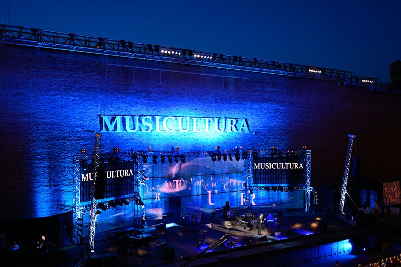 流動(dòng)演出音響設(shè)備的配置原則