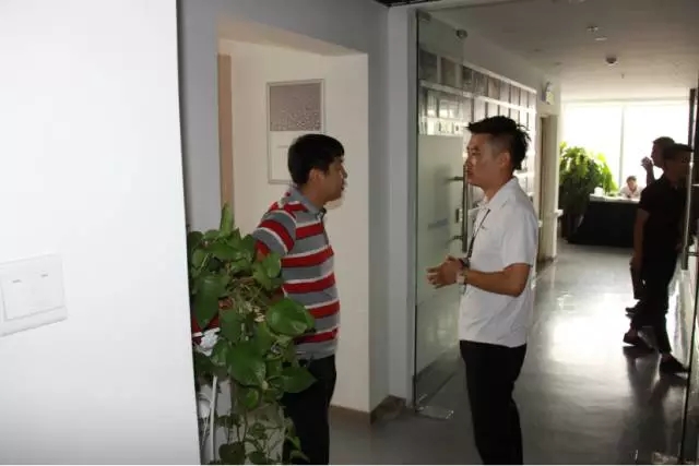 培訓伙伴對卓邦新品比較滿意，與講師進一步探討