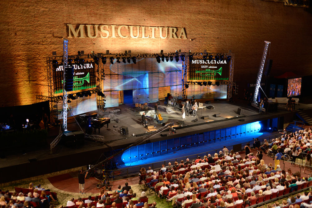 大型演唱會為何都選擇線陣音箱作為主擴音箱