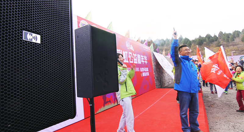 以愛之名，貼地疾行