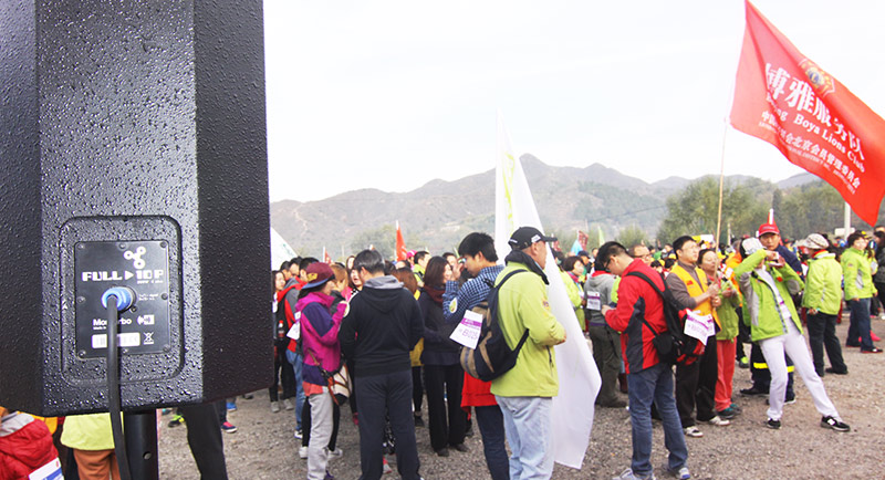 以愛之名，貼地疾行